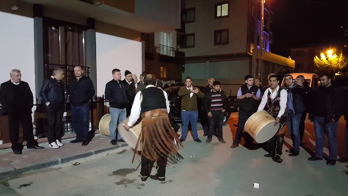 Gelin Arabası Önü Davul Gösterisi